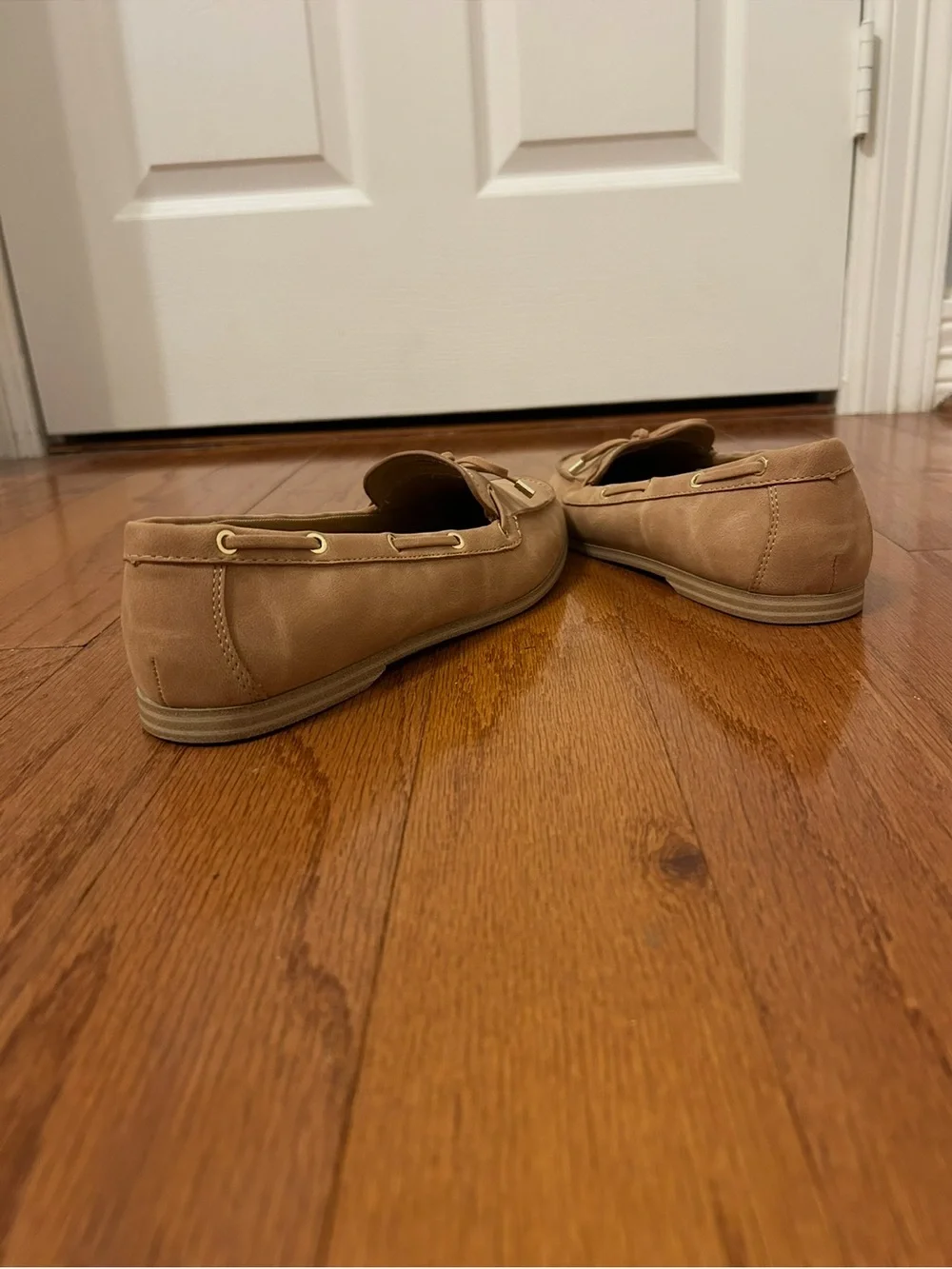 Dolce Vita Modern Tan Driving Loafers Women's Size 9 Bow Slip-On Minimalist